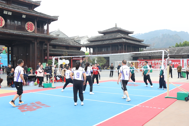 1 圖為貴州荔波鄉村氣排球比賽現場。