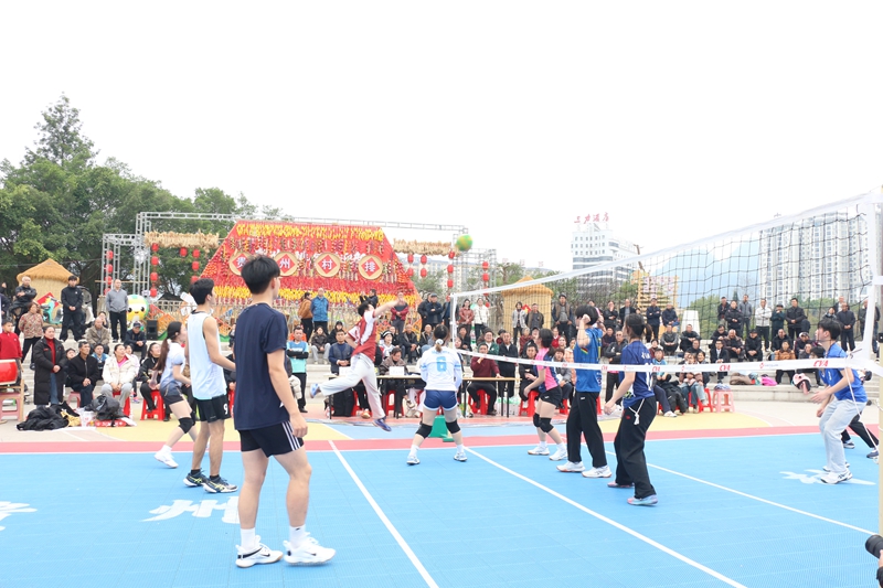 2 圖為貴州荔波鄉(xiāng)村氣排球比賽現(xiàn)場(chǎng)。