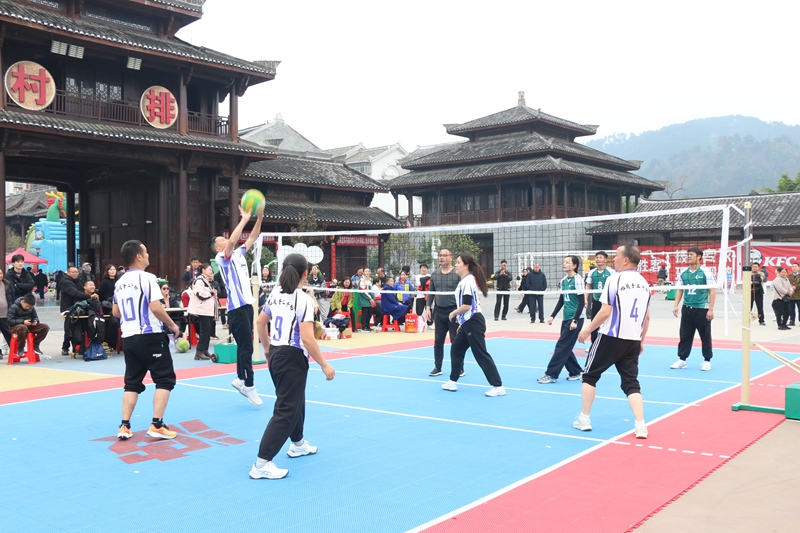 4 圖為貴州荔波鄉(xiāng)村氣排球比賽現(xiàn)場(chǎng)。