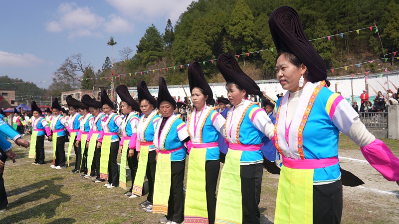 苗族群眾穿著盛裝舞蹈。