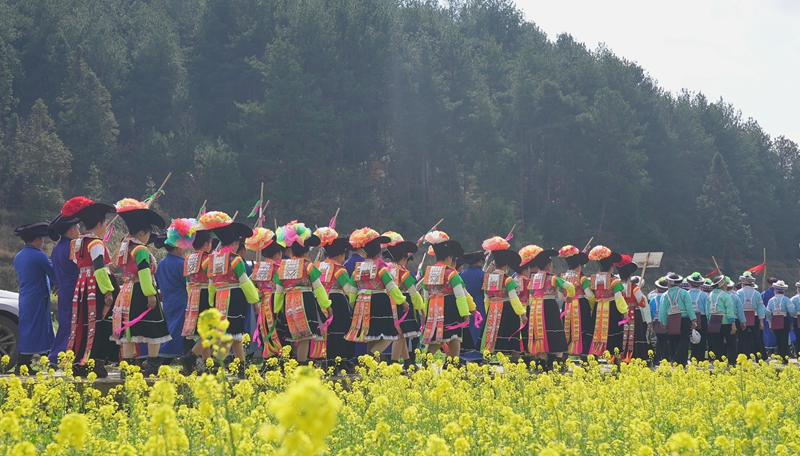 苗族群眾盛裝參加“跳洞”。