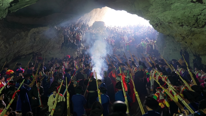苗族群眾在洞內(nèi)吹起蘆笙跳起舞。