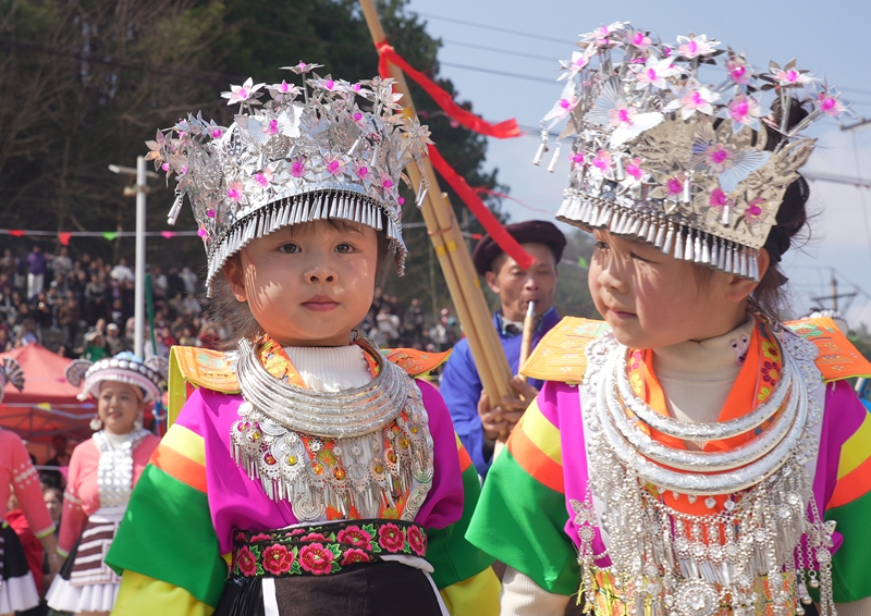 苗族小女孩著盛裝跳舞。