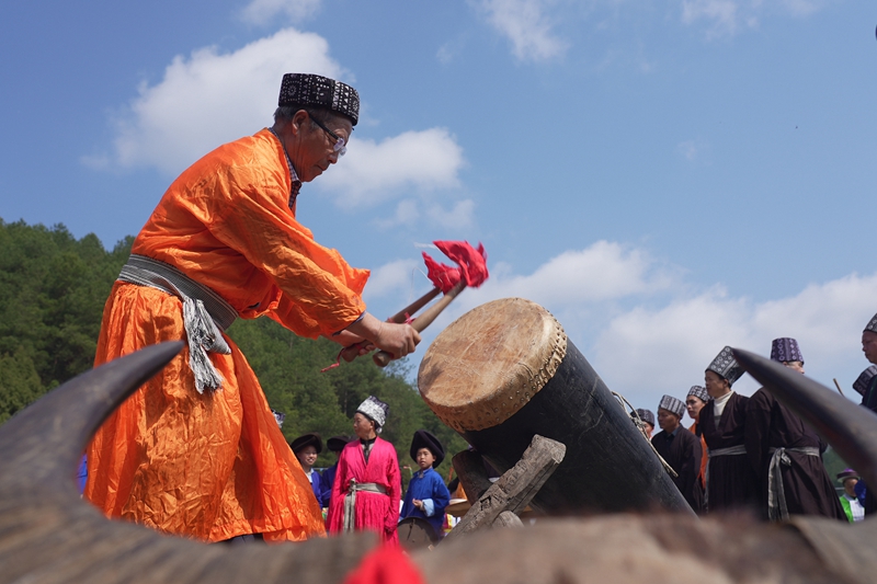苗族群眾打起鑼鼓。
