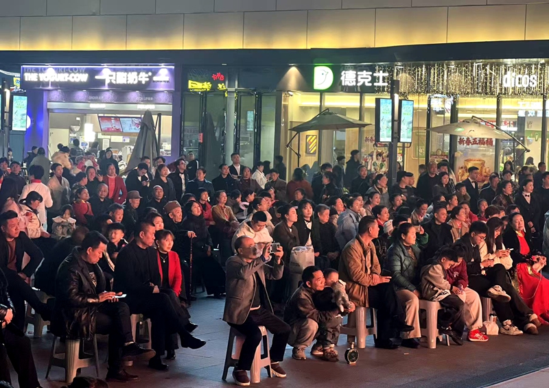 活動現場，群眾觀看表演。任思宇 攝