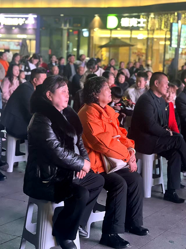 活動現場，群眾觀看表演。任思宇 攝 (2)