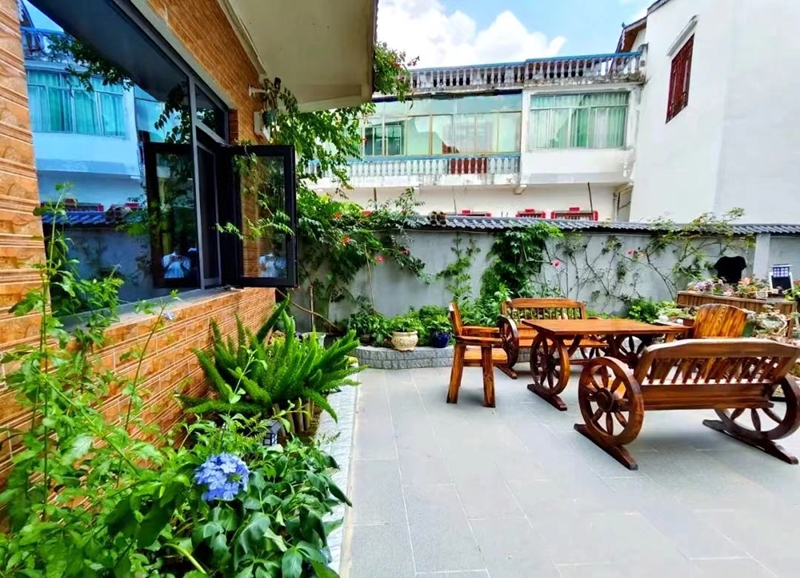 4 白巖鎮中心社區講義寨棲居庭院民宿