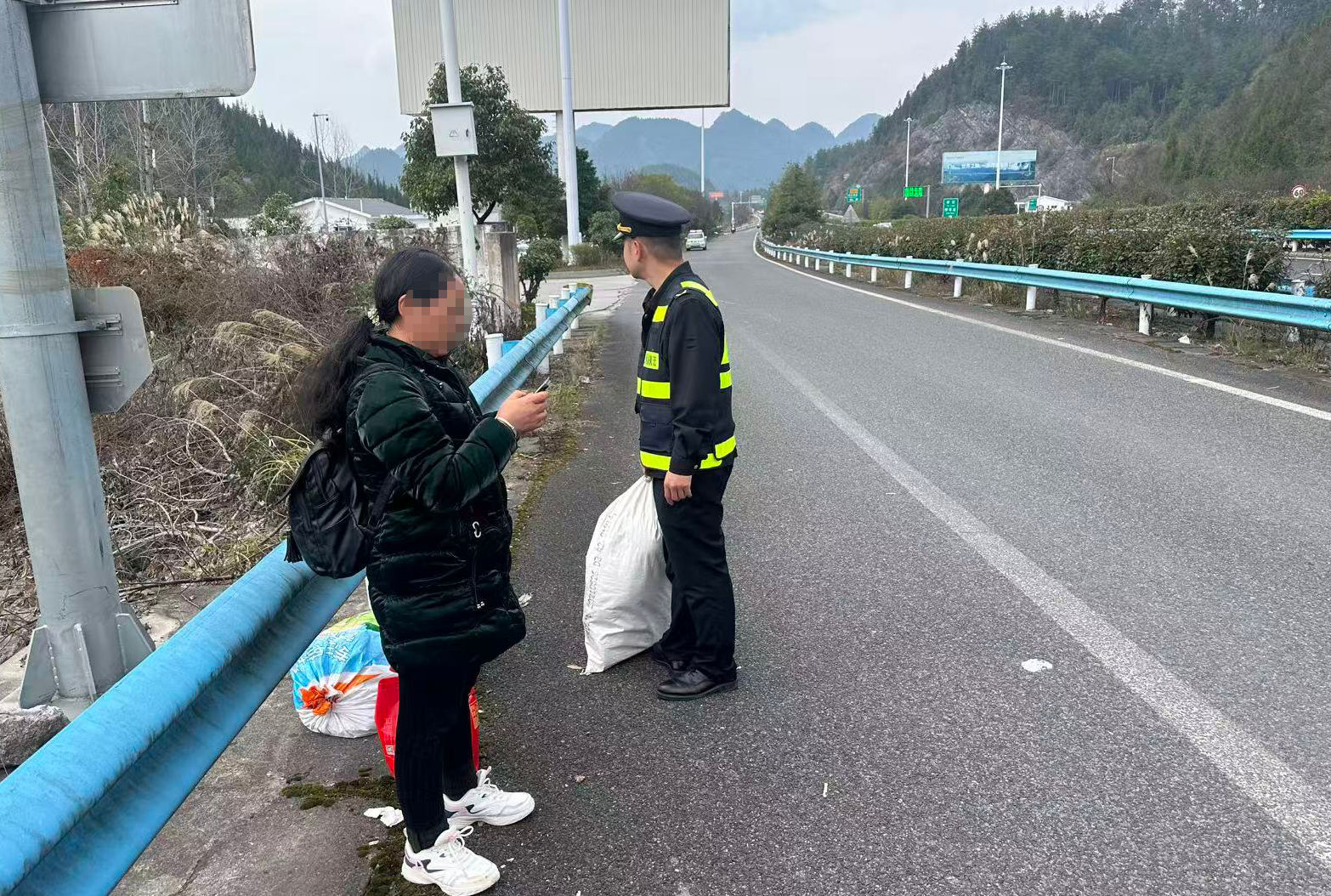 1 應(yīng)急車道發(fā)現(xiàn)等車的行人