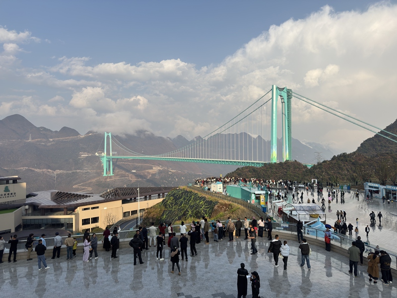 春節(jié)期間眾多游客前往花江峽谷大橋打卡。黃飛鴻 攝
