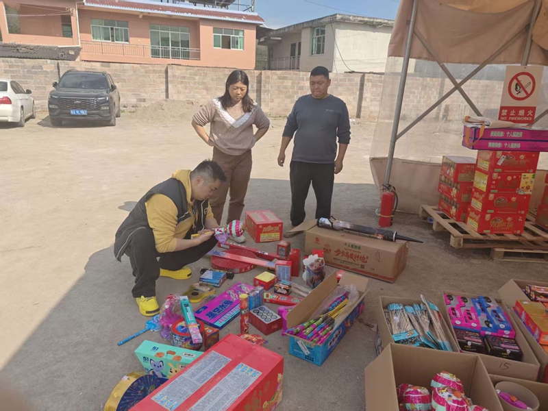 執法人員核查現場。