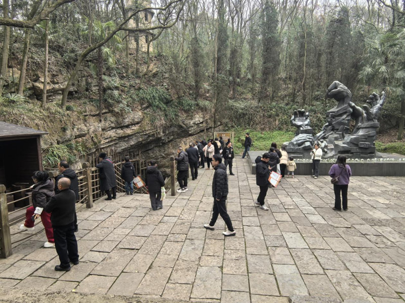 游客在息烽集中營舊址參觀。