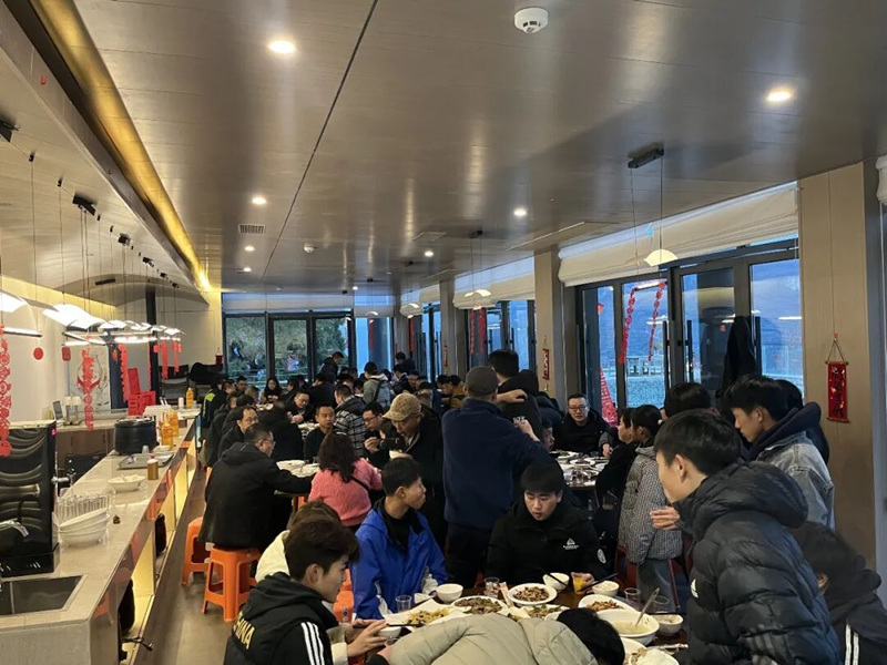 游客在“又見烏江”民宿用餐。