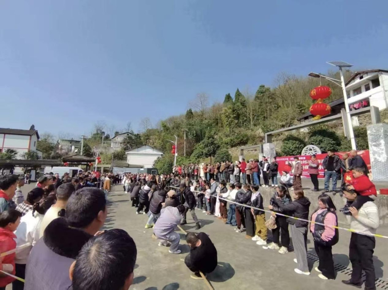 以力量比拼凝聚鄉情，以團結拼搏共賀新年。