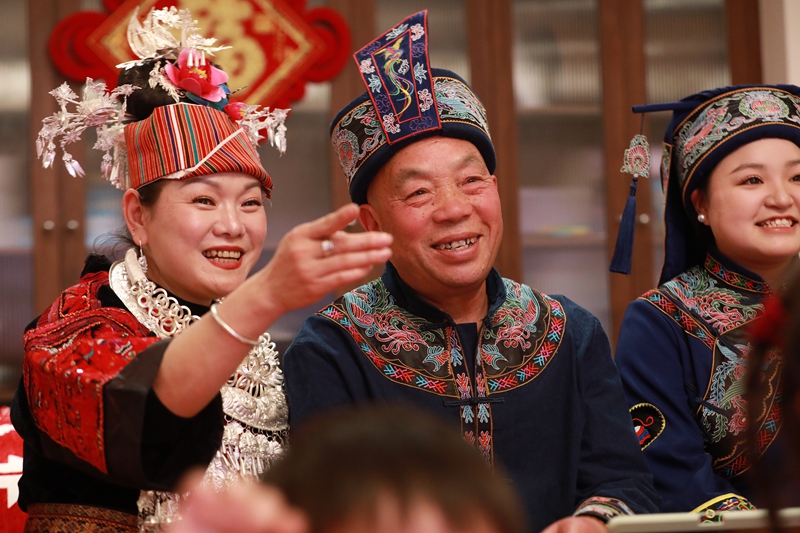 屏幕之外，參演孩子的親人們圍坐一堂 (4)