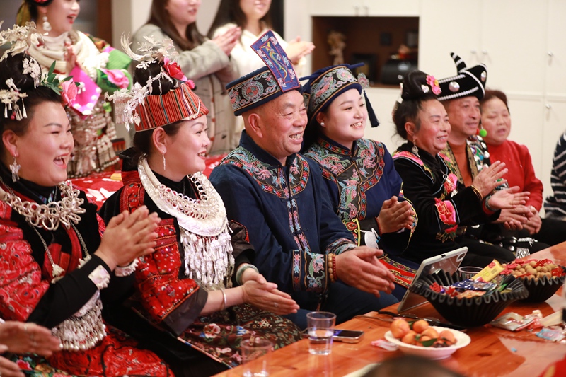 屏幕之外，參演孩子的親人們圍坐一堂 (2)