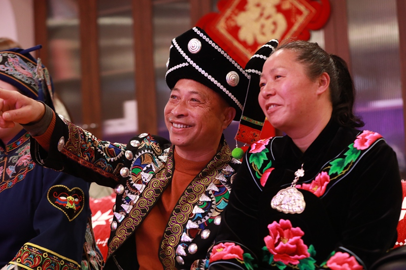 屏幕之外，參演孩子的親人們圍坐一堂 (5)