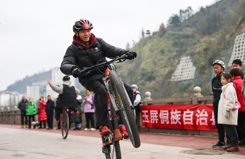 2月17日，在貴州省銅仁市玉屏侗族自治縣城區(qū)，騎行愛好者在表演車技。