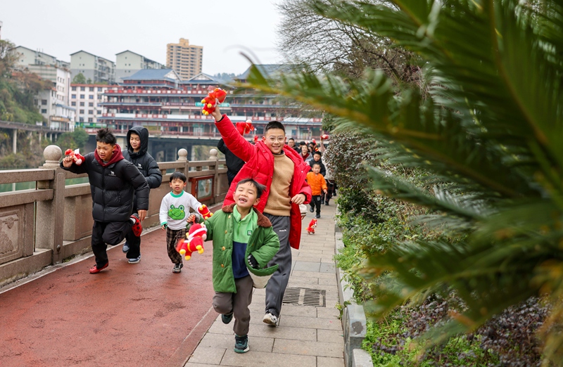 2月17日，在貴州省銅仁市玉屏侗族自治縣城區(qū)，市民在進(jìn)行跑步比賽。