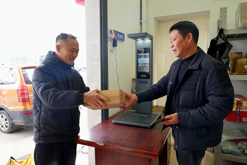 2、大壩鎮紅陽村交郵融合末端服務點 ,村民領取包裹。