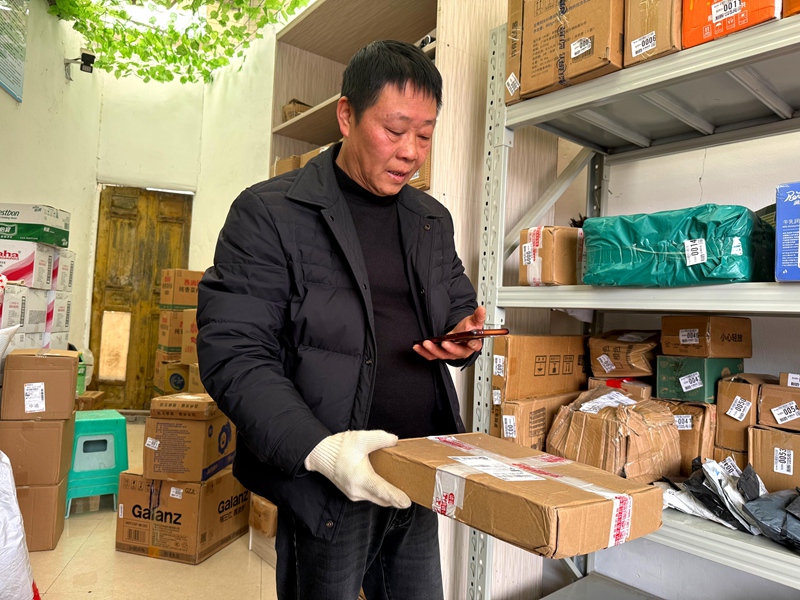 3、大壩鎮紅陽村交郵融合末端服務點 ,負責人掃碼入庫。