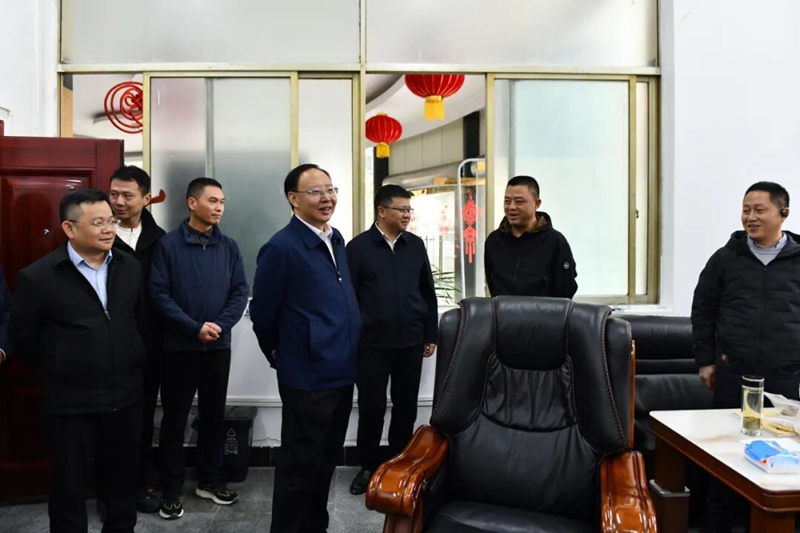 慰問廳機關服務中心干部職工。