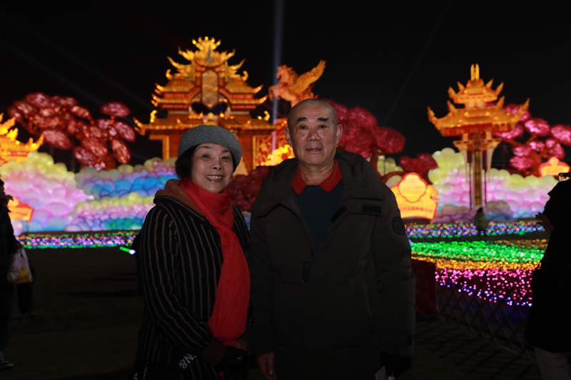 1、胡建蘋阿姨她們一家在貴陽過的第十一個春節。