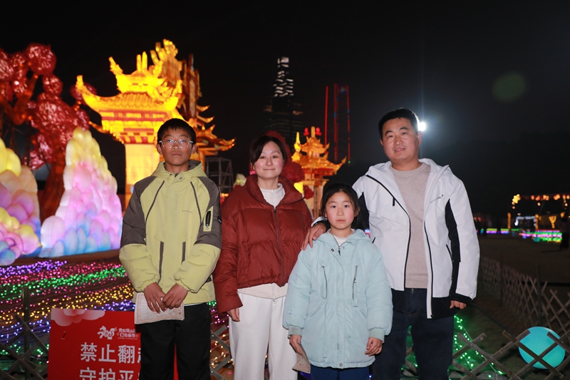 2、蒿連杰一家在畢節做生意，特意繞到貴陽看燈會。