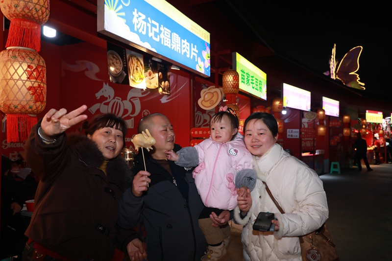 3、駱女士一家第一次來觀山湖燈會廟市。