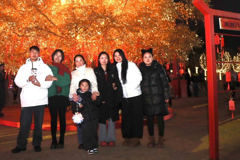 4、周良芳和家人、朋友在樹下合照。