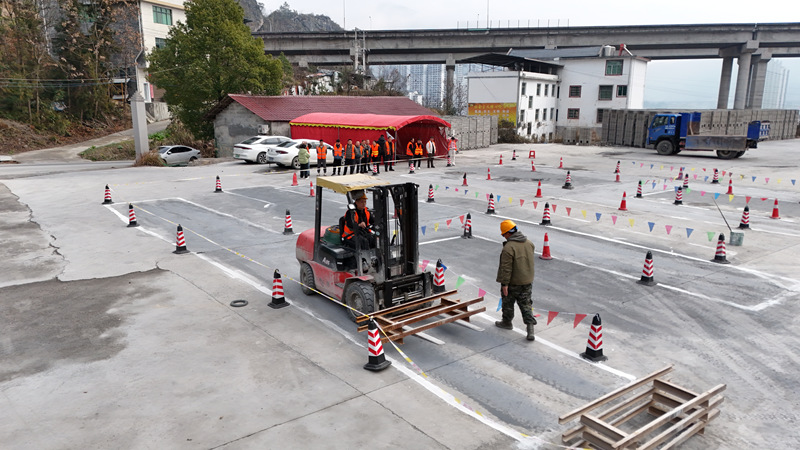 圖為教練員正手把手指導(dǎo)學(xué)員進(jìn)行倒車入庫(kù)、貨物裝卸等實(shí)操訓(xùn)練。郭嬌攝