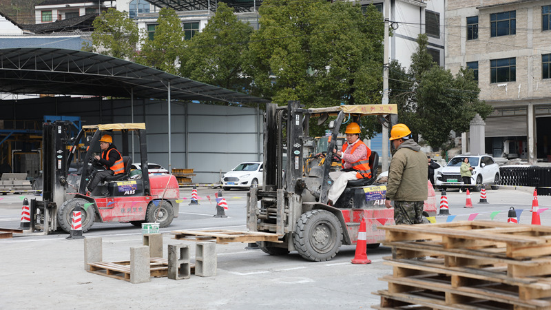 圖為教練員正手把手指導(dǎo)學(xué)員進(jìn)行倒車入庫(kù)、貨物裝卸等實(shí)操訓(xùn)練。郭嬌攝