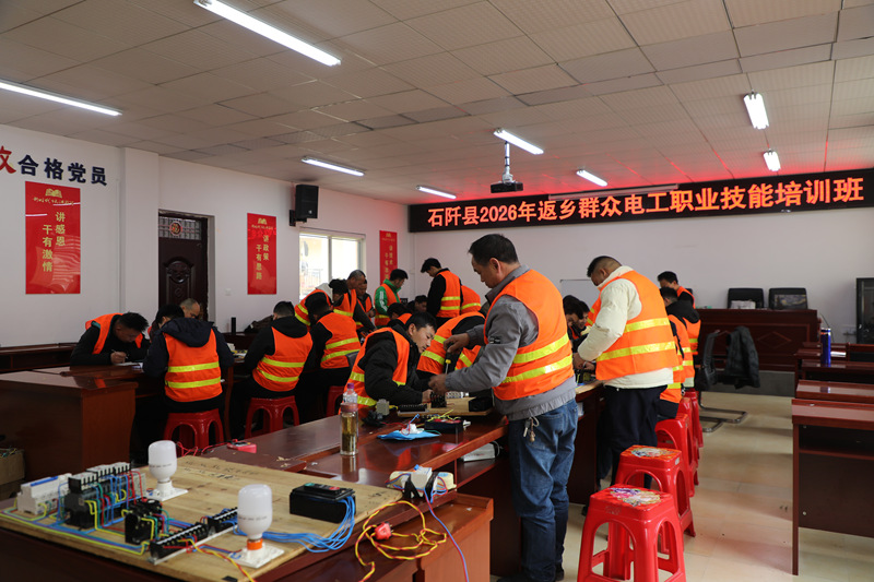 圖為電工知識(shí)理論講解以及實(shí)操訓(xùn)練。楊文美攝