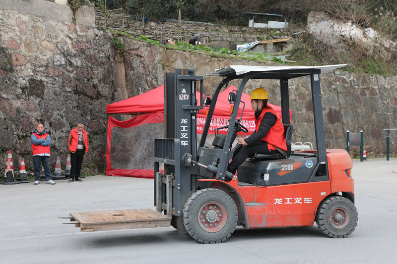 圖為學(xué)員進(jìn)行倒車入庫(kù)、貨物裝卸等實(shí)操訓(xùn)練。