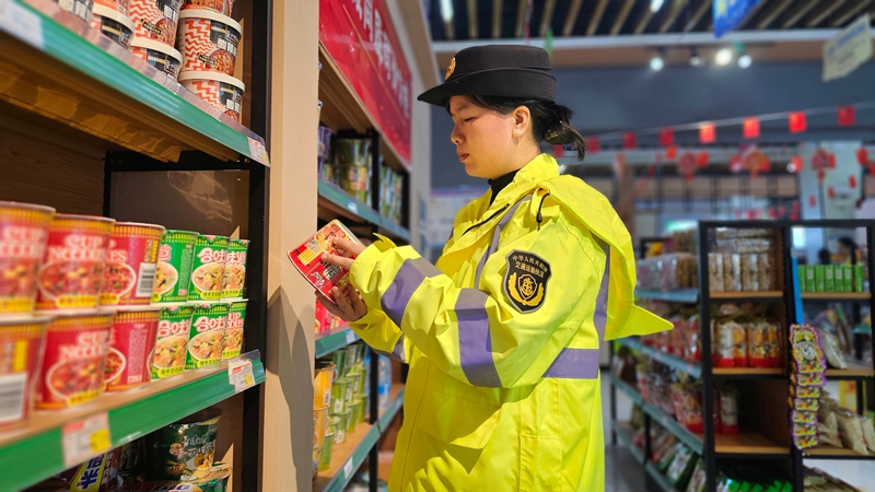 1 圖為2026年2月24日顏婷婷在S36玉盤高速施秉服務區檢查食品安全。