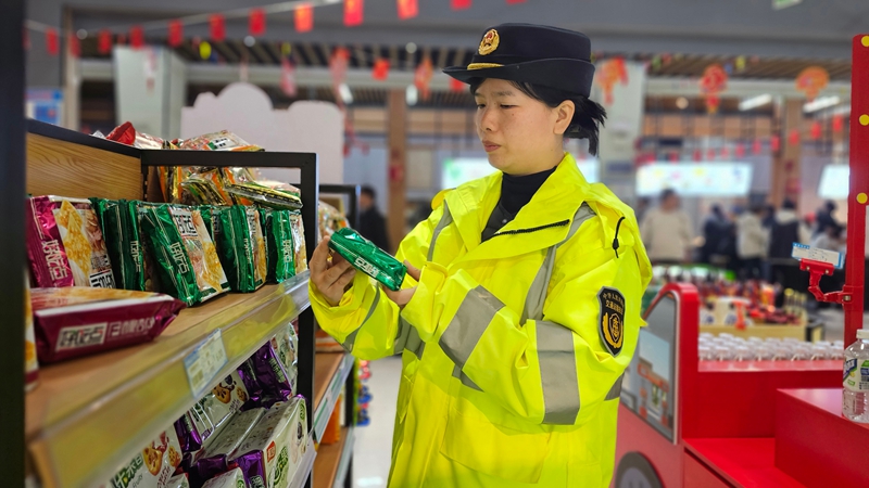 2 圖為2026年2月24日顏婷婷在S36玉盤高速施秉服務區檢查食品安全