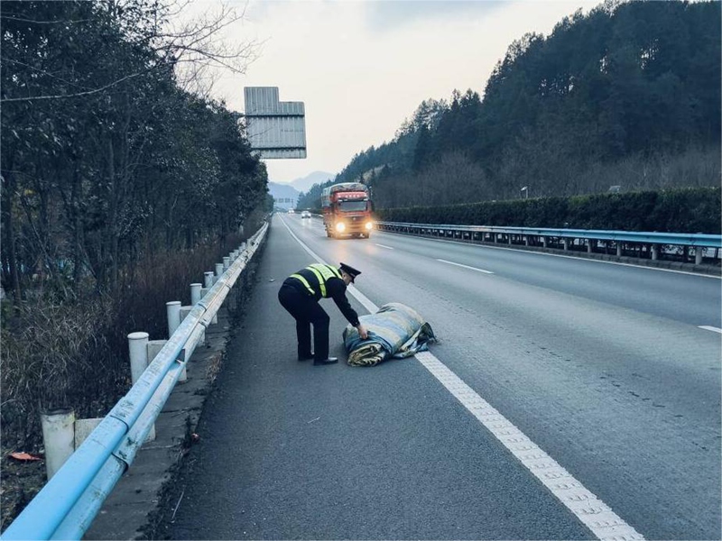 1、龍潛彎腰清障護歸途。洪家俊杰 攝