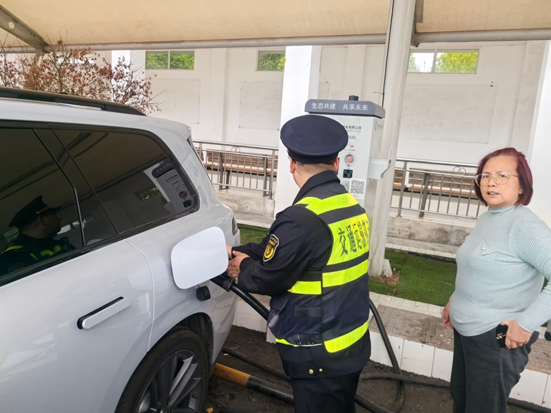 2、楊福江暖心幫助駕駛員充電。楊凡 攝、