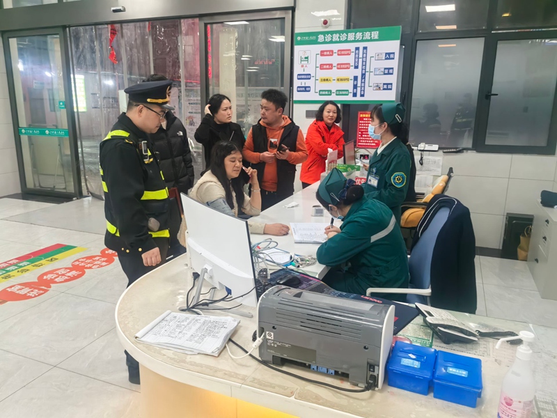 艾成福送傷員就醫。楊凡攝