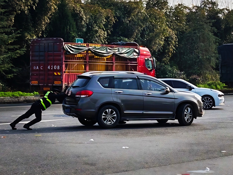 4、王坤援手推車保暢通。聶雷 攝