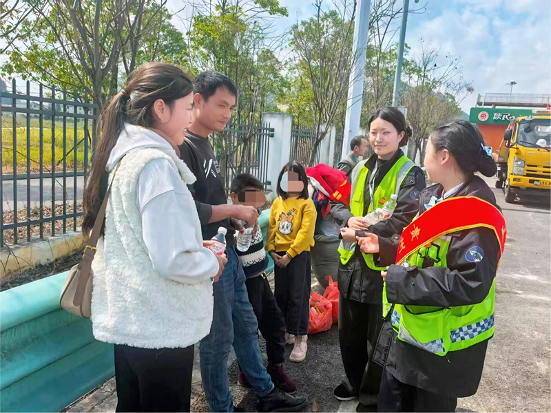 大龍收費站幫助走失孩子找到家長。