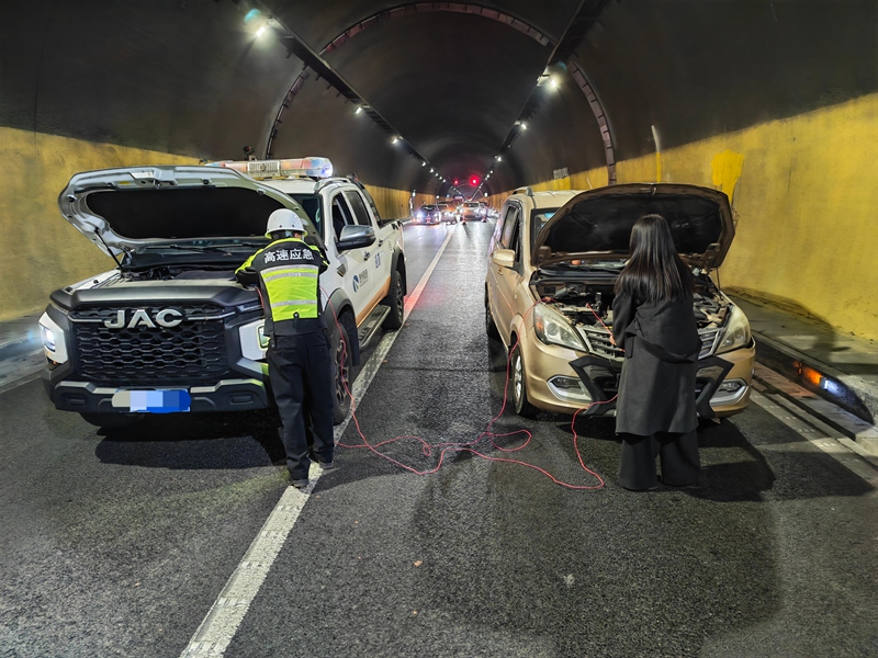 G75蘭海高速涼風埡隧道救援故障車輛。