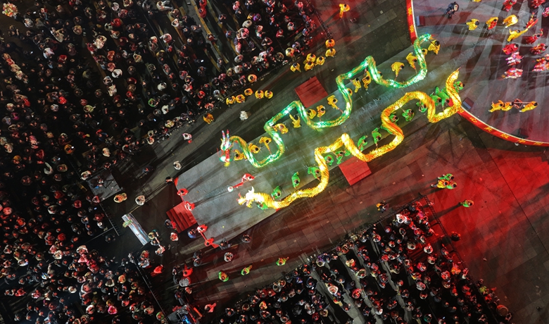 一村一臺(tái)戲 松桃村晚燃動(dòng)苗鄉(xiāng)新春夜