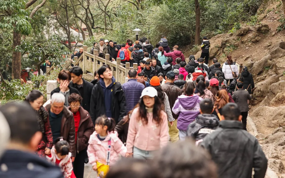 黔靈山公園游人如織。