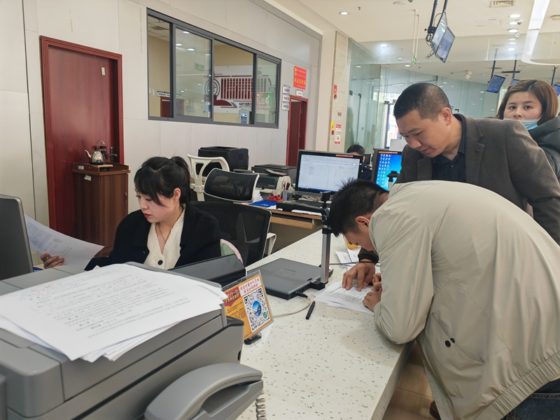 工作人員正在給市民辦事。 陳昱 攝.jpg