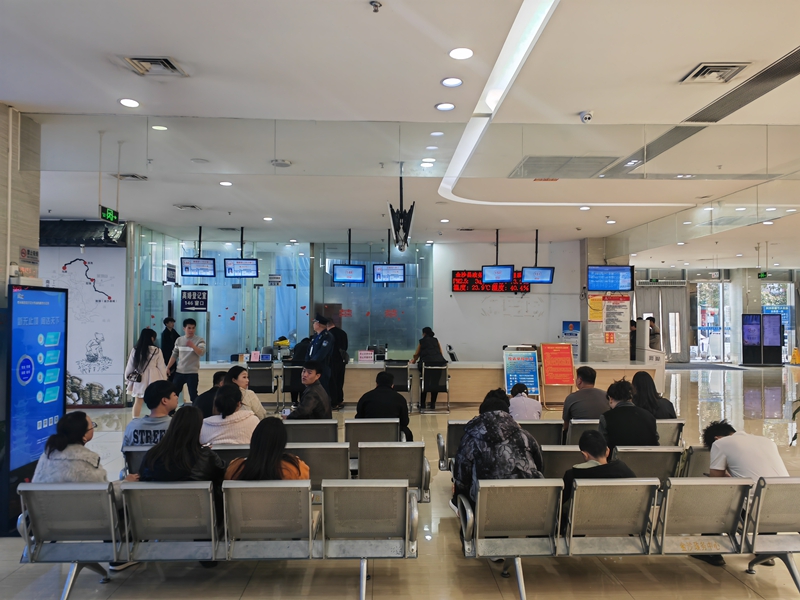 金沙縣政務服務中心大廳內，市民正在等候區等待叫號。陳昱 攝.jpg