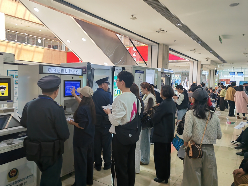 市民有序排隊辦事。  陳昱 攝.jpg