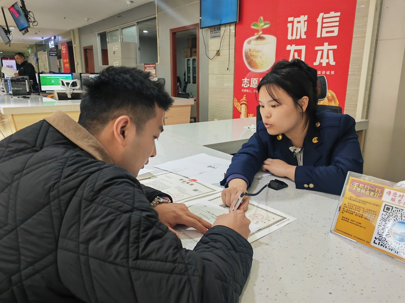 工作人員正在引導市民填寫資料。 陳昱 攝.jpg