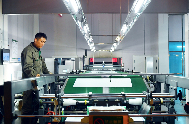 位于清鎮(zhèn)經(jīng)開區(qū)的貴州柯印數(shù)碼科技有限公司生產(chǎn)車間。代勝強(qiáng) 攝