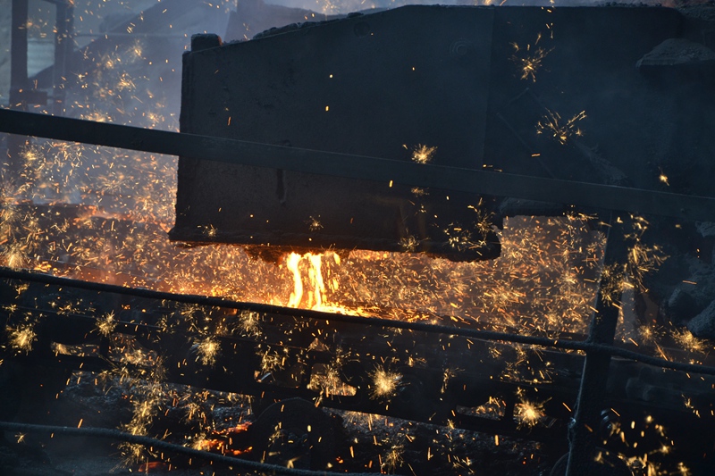 赫章蜀漢金屬制品有限公司生鐵冶煉生產(chǎn)線鐵花飛揚(yáng) 劉虹艷 攝