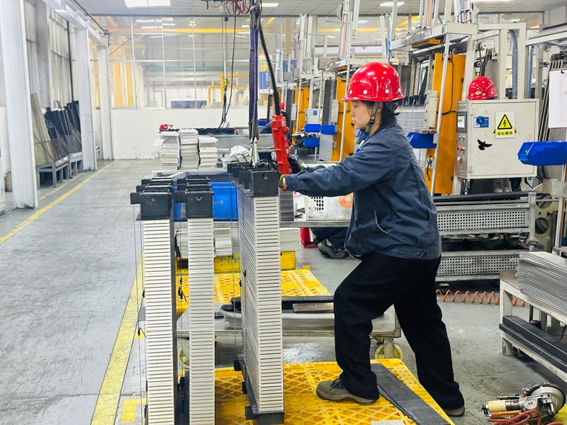 工人們正熟練地操作，有序生產(chǎn) (1)